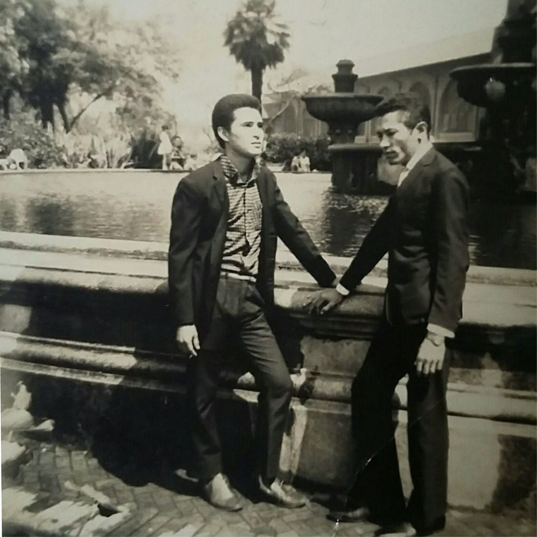 Homens posando em frente ao espelho d'água do Palácio das Indústrias, atual Museu Catavento, 1967. Álbum de família. Acervo Iarles  Fernandes Silva