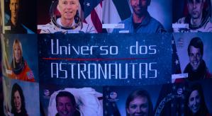ao fundo imagens de astronautas que foram ao espaço e a frente a palavra Universo dos Astronautas