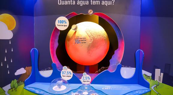 Maquete mostra a quantidade de água que temos no planeta e a pequena porção dela que não é salgada.