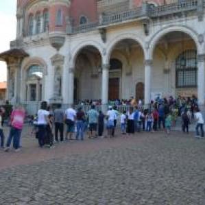 fila de pessoas para visitar o museu