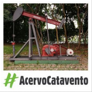 Foto de bomba de extração de petróleo no jardim externo do Museu Catavento