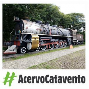 Foto de locomotiva a vapor "Jibóia" no jardim externo do Museu Catavento.