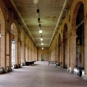 Imagem do salão onde foi montada Seção Engenho do Museu Catavento vazio, mostra as colunas, arcos e teto do salão.