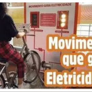 Foto de uma garota pedalando um experimento do Museu Catavento que gera eletricidade com o movimento.
