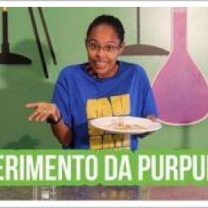 Na foto uma moça de camiseta azul segura um prato com purpurina. Na parte inferior da foto escrito: "Experimento da purpurina"