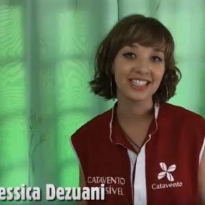 Na foto uma moça sorrindo e na parte inferior escrito seu nome: Jéssica Dezuani