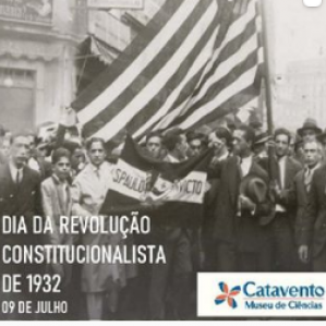 Foto nas cores preto e branco de várias pessoas reunidas fazendo protesto segurando a bandeira do Estado de São Paulo