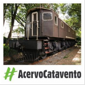 Na foto a Locomotiva Britânica MK 1- C + C - 1, que fica no jardim externo do Museu Catavento. Na parte inferior da foto está escrito: #AcervoCatavento