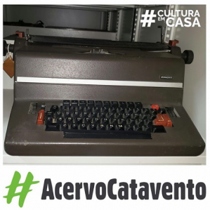 Foto de uma máquina de escrever na cor marrom