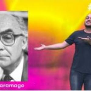 Homem apontando para uma foto do escritor portugues Jose Saramago