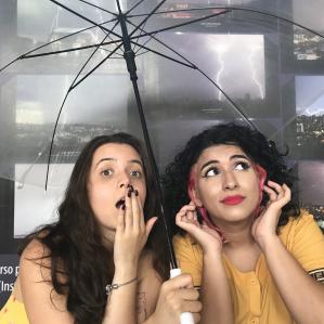 duas mulheres com guarda-chuva