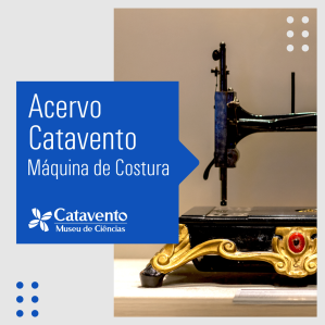 A imagem é um post relacionado ao Acervo Catavento, destacando uma máquina de costura histórica em exposição no Museu Catavento. O design apresenta uma estética moderna, com fundo claro e detalhes em azul, que remetem à identidade visual do museu, enquanto a peça em exibição tem um visual clássico e elegante.