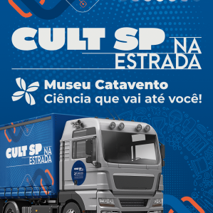 Caminhão com letras brancas, no fundo azul