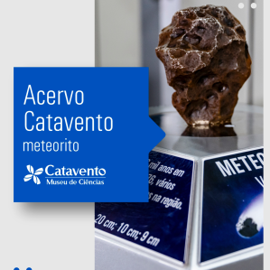 Caixa azul com letras brancas e a foto do meteorito 