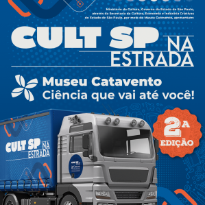 Caminhão com letras brancas, no fundo azul