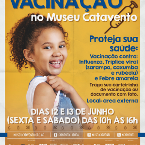 Uma menina negra de cabelos crespos, de camisa branca levantando a lateral da blusa para aplicação de injeção