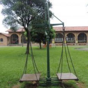 balanças de café nos jardins do museu
