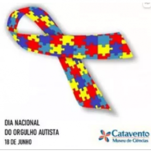 Foto de uma laço sendo formado por quebra-cabeças nas cores amarelo, azul e vermelho