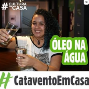 Foto de uma mulher de camiseta branca segurando dois copos com água