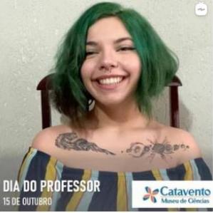 mulher de cabelo verde sorrindo 