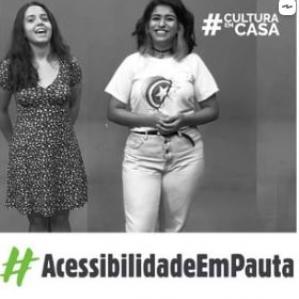 duas mulheres sorrindo
