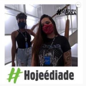 Duas mulheres com máscara em uma escada