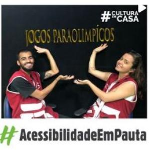 Homem e mulher de colete vermelho apontando pra cima