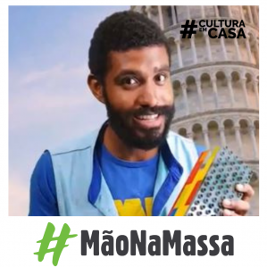 Homem de cabelos e barba baixa sorrindo